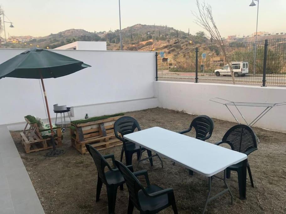 Bajo Con Jardin En Primera Linea De Playa Málaga Buitenkant foto